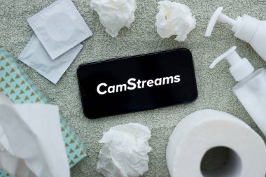 KYIV, UKRAINE - 23 Ocak 2024 CamStreams yetişkin içeriği web sitesi logosu iPhone 12 Pro akıllı telefon ekranında