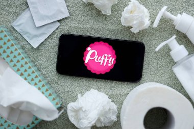 KYIV, UKRAINE - 23 Ocak 2024 PuffyNetwork yetişkin içeriği web sitesi logosu iPhone 12 Pro akıllı telefon ekranında