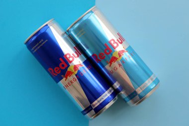 TERNOPİL, UKRAINE - 7 Temmuz 2023 Red Bull enerji içeceği alüminyum teneke kutu orijinal tasarımı yakın plan