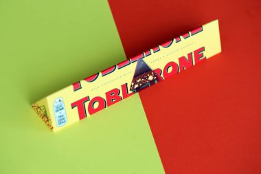 KYIV, UKRAINE - 31 Ekim 2023 Sarı Toblerone Çikolata. Toblerone 1908 yılında İsviçre 'de doğdu ve Theodor Tobler tarafından yaratıldı.