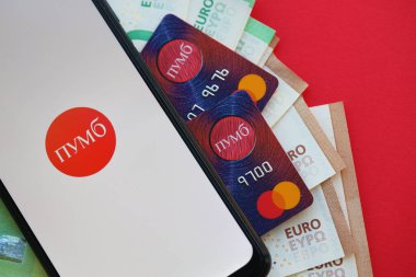 TERNOPIL, UKRAINE - 7 Temmuz 2023 Ukrayna 'daki Pumb Online' ın mobil bankacılık uygulaması. Banknotların ve para faturalarının geçmişi