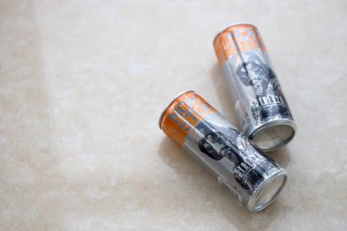 KYIV, UKRAINE - 31 Ekim 2023 Stop enerji içeceği sınırlı sayıdaki Stalker ve alüminyum teneke gaz maskeli karakter tasarımı ile kapatılabilir