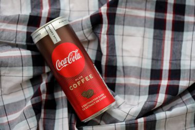 KYIV, UKRAINE - 31 Ekim 2023 Kahve aromalı Coca Cola Kutusu. Özel tasarımı olan kapalı bir teneke içki kutusu. İçeceklerinizi tazeleyeyim.