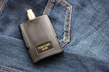 KYIV, UKRAINE - 31 Ekim 2023 Tom Ford Noir parfüm şişesi. Tom Ford, Amerikalı moda tasarımcısı. 2006 'da ünlü lüks markasını kurdu.