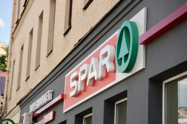 KHARKIV, UKRAINE 29 AĞUSTOS, 2021 Spar logosu duvarda. Spar, bağımsız olarak faaliyet gösteren, toptancı ve perakendecilerden oluşan uluslararası bir gruptur.