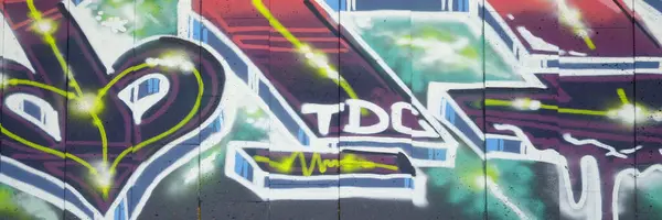 壁に明るいエアロゾルのアウトラインを描いたグラフィティ絵画のカラフルな背景 エアロゾルスプレーペイント缶で作られたオールドスクールストリートアート作品 現代の若者文化の背景 ストックフォト