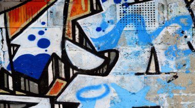 Duvarında parlak aerosol çizgileri olan grafiti resimlerinin renkli arka planı. Eski moda sokak sanatı sprey boya kutularından yapılmış. Çağdaş gençlik kültürü arka planı