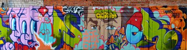 Sokak sanatı kültürü tarzında boya lekeleriyle süslenmiş eski duvar. Duvarında parlak aerosol çizgileri olan graffiti resimlerinin renkli arka planı. Renkli arkaplan dokusu