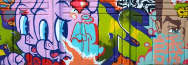 Sokak sanatı kültürü tarzında boya lekeleriyle süslenmiş eski duvar. Duvarında parlak aerosol çizgileri olan graffiti resimlerinin renkli arka planı. Renkli arkaplan dokusu