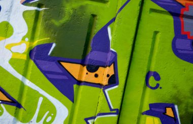 Duvarında parlak aerosol çizgileri olan grafiti resimlerinin renkli arka planı. Eski moda sokak sanatı sprey boya kutularından yapılmış. Çağdaş gençlik kültürü arka planı