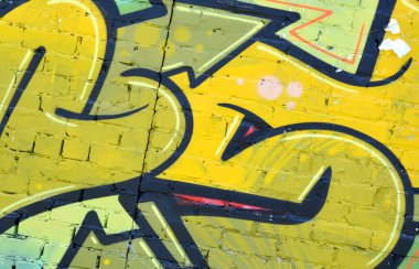 Duvarında parlak aerosol çizgileri olan grafiti resimlerinin renkli arka planı. Eski moda sokak sanatı sprey boya kutularından yapılmış. Çağdaş gençlik kültürü arka planı