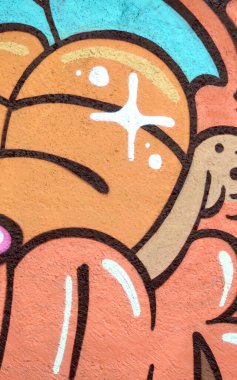 Duvarında parlak aerosol çizgileri olan grafiti resimlerinin renkli arka planı. Eski moda sokak sanatı sprey boya kutularından yapılmış. Çağdaş gençlik kültürü arka planı