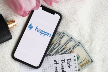 KYIV, UKRAINE - 23 Şubat 2024 Ünlü çöpçatanlık sitesinin logosu veya iPhone ekranındaki uygulama Kapat