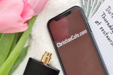 KYIV, UKRAINE - 23 Şubat 2024 ünlü flört sitesi veya iPhone ekranındaki uygulama logosu