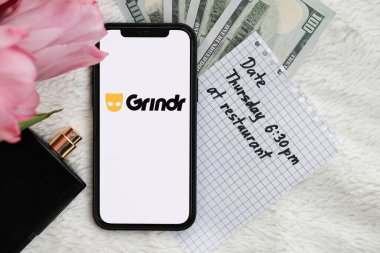 KYIV, UKRAINE - 23 Şubat 2024 Ünlü çöpçatanlık sitesi veya iPhone ekranındaki uygulamanın logosu