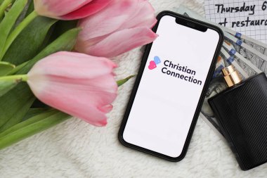 KYIV, UKRAINE - 23 Şubat 2024 Ünlü çöpçatanlık sitesi veya iPhone ekranındaki uygulamanın Hıristiyan Bağlantısı logosu