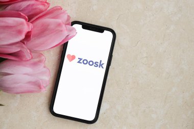 KYIV, UKRAINE - 23 Şubat 2024 Hayvanat Bahçesi logosu iPhone ekranındaki ünlü çöpçatanlık sitesi veya uygulaması