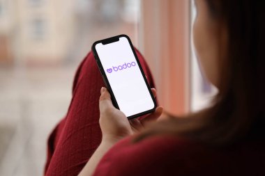 KYIV, UKRAINE - 23 Şubat 2024 Ünlü çöpçatanlık sitesi ya da iPhone ekranındaki uygulama logosu
