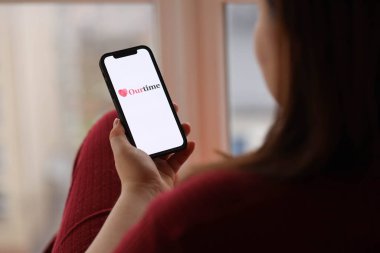 KYIV, UKRAINE - 23 Şubat 2024 Ünlü çöpçatanlık sitemiz ya da iPhone ekranındaki uygulamamız