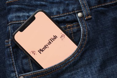 KYIV, UKRAINE - 23 Şubat 2024 Ünlü çöpçatanlık sitesi logosu veya iPhone ekranındaki uygulamalar