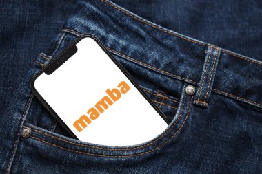 KYIV, UKRAINE - 23 Şubat 2024 Mamba ünlü çöpçatanlık sitesi logosu veya iPhone ekranındaki uygulama iPhone ekranını kapat