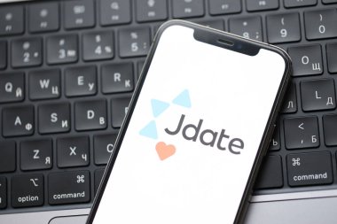 KYIV, UKRAINE - 23 Şubat 2024 Ünlü çöpçatanlık sitesinin logosu veya iPhone ekranındaki uygulamayı kapat
