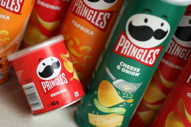 KYIV, UKRAINE - 27 Şubat 2024 Pringles orijinal patates cipsi beyaz arka planda. Pringles, Kellog Şirketi 'ne ait bir patates cipsi markası.