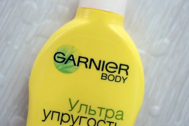 KYIV, UKRAINE - 27 Şubat 2024 Garnier yapımı, sarı şişede şirket logosu var.