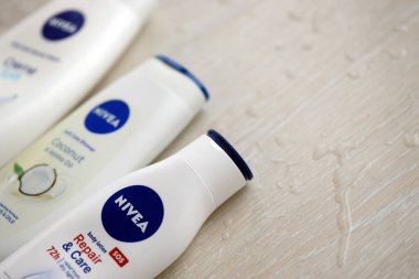 KYIV, UKRAINE - 27 Şubat 2024 Nivea, cilt ve vücut bakım ürünleri alanında uzmanlaşmış Alman kişisel bakım markası