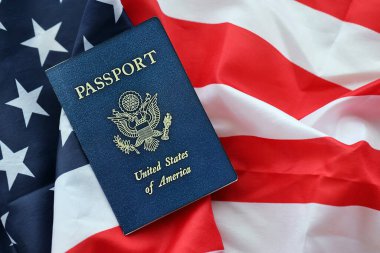 Ulusal arkaplanda mavi Amerika Birleşik Devletleri pasaportu var. Turizm ve vatandaşlık kavramı