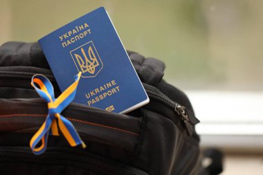 Ukrayna biyometrik pasaportu Ukrayna 'nın Ukrayna kurdeleli siyah turistik sırt çantasında.