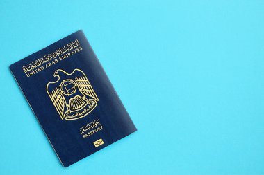 Mavi arka planda Mavi Birleşik Arap Emirlikleri pasaportu var. Turizm ve vatandaşlık kavramı