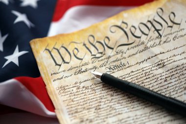 Amerika Birleşik Devletleri Anayasası ve Amerikan Bayrağı 'nın açılışı. Eski sarı kağıtta 