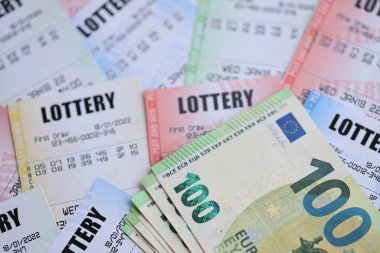 Birçok piyango bileti ve avroluk banknotlar boş banknotlar üzerinde piyango oynama numaraları yakın çekim için