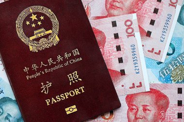 Çin Halk Cumhuriyeti ve Çin Yuan 'ının kırmızı pasaportu. Parlak arkaplanda PRC Çin pasaportu
