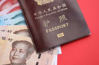 Çin Halk Cumhuriyeti ve Çin Yuan 'ının kırmızı pasaportu. Parlak arkaplanda PRC Çin pasaportu