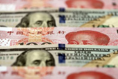 Çin Halk Cumhuriyeti ve Amerika Birleşik Devletleri 'nin birçok para faturası. PRC Yuan ve USD dolar banknotları kapanıyor.