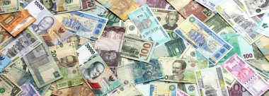 Farklı para birimlerinden bir sürü banknot. Rastgele para akışının arka planı kapanıyor.