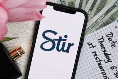 KYIV, UKRAINE - 23 Şubat 2024 Ünlü çöpçatanlık sitesinin logosu veya iPhone ekranındaki uygulamayı kapat