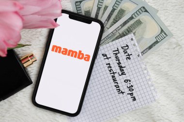 KYIV, UKRAINE - 23 Şubat 2024 Mamba ünlü çöpçatanlık sitesi logosu veya iPhone ekranındaki uygulama iPhone ekranını kapat