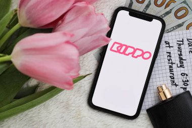 KYIV, UKRAINE - 23 Şubat 2024 Kippo ünlü çöpçatanlık sitesi logosu veya iPhone ekranındaki uygulamayı kapat