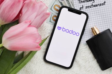 KYIV, UKRAINE - 23 Şubat 2024 Ünlü çöpçatanlık sitesi ya da iPhone ekranındaki uygulama logosu