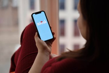 KYIV, UKRAINE - 23 Şubat 2024 Hayvanat Bahçesi logosu iPhone ekranındaki ünlü çöpçatanlık sitesi veya uygulaması