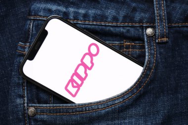 KYIV, UKRAINE - 23 Şubat 2024 Kippo ünlü çöpçatanlık sitesi logosu veya iPhone ekranındaki uygulamayı kapat