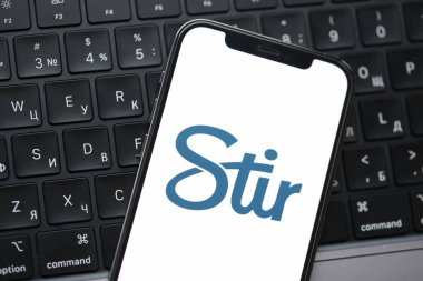 KYIV, UKRAINE - 23 Şubat 2024 Ünlü çöpçatanlık sitesinin logosu veya iPhone ekranındaki uygulamayı kapat