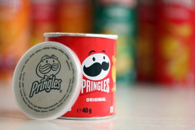 KYIV, UKRAINE - 27 Şubat 2024 Pringles orijinal patates cipsi beyaz arka planda. Pringles, Kellog Şirketi 'ne ait bir patates cipsi markası.