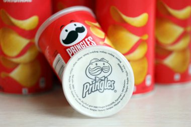 KYIV, UKRAINE - 27 Şubat 2024 Pringles orijinal patates cipsi beyaz arka planda. Pringles, Kellog Şirketi 'ne ait bir patates cipsi markası.