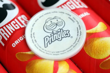 KYIV, UKRAINE - 27 Şubat 2024 Pringles orijinal patates cipsi beyaz arka planda. Pringles, Kellog Şirketi 'ne ait bir patates cipsi markası.
