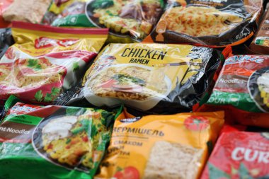 KYIV, UKRAINE - 31 Ekim 2023 Çeşitli markalar ve üreticiler tarafından hızlı pişirilmek üzere birçok hazır erişte paketleri