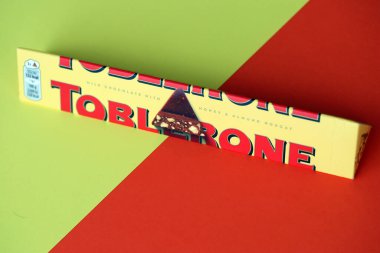 KYIV, UKRAINE - 31 Ekim 2023 Sarı Toblerone Çikolata. Toblerone 1908 yılında İsviçre 'de doğdu ve Theodor Tobler tarafından yaratıldı.
